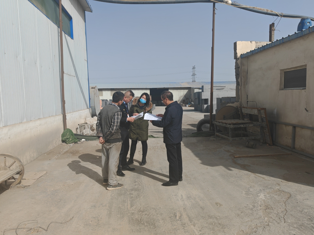 4.6 张局带队,对安远沟村部分厂房废气噪声问题、翠竹园小区北侧3家垃圾回收站问题、迎宾东路铁路附近污水井问题进行现场检查督办。.jpg