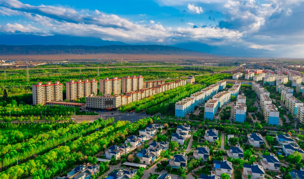 雨后的嘉峪关 碧水蓝天美如画2.jpg