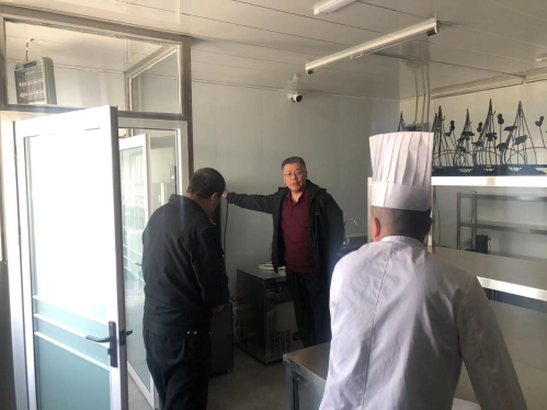 雄关分局执法人员对旅游景区内餐饮单位食品安全进行现场检查。.png