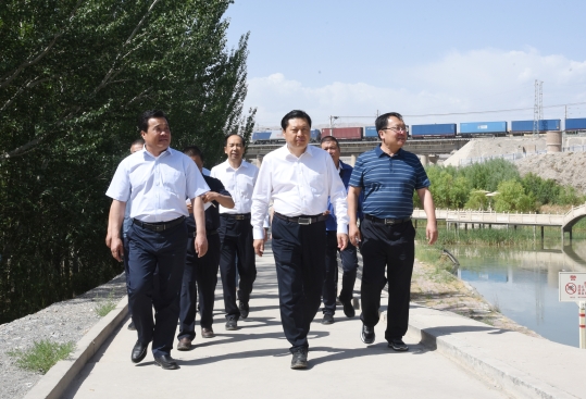 图为刘永升在讨赖河流域水资源利用中心渠首拦河闸调研并开展河湖巡查。.jpg