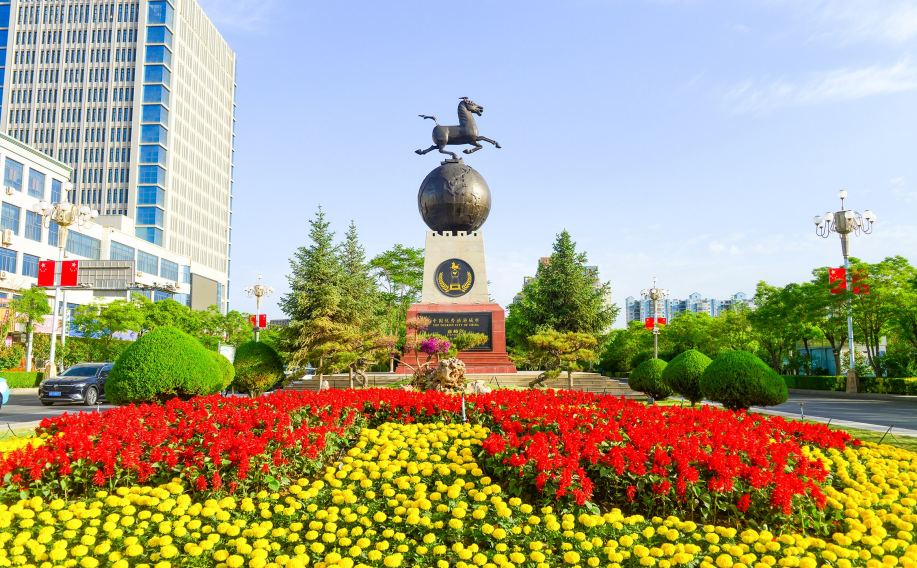 雄关广场“中国优秀旅游城市”雕塑处美景如画
